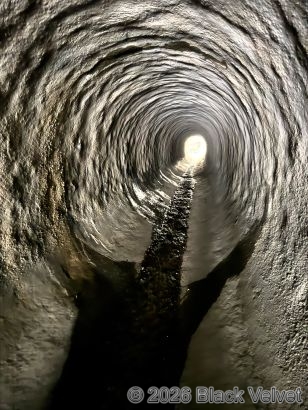 水路トンネルの内部には手掘りのような痕が伺える