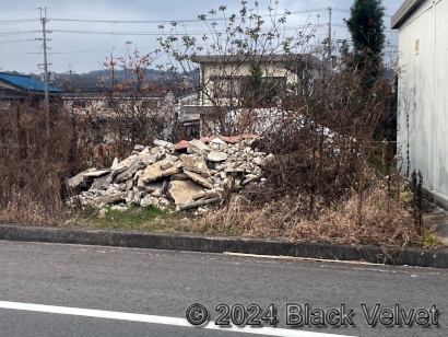 道路横に積み上げられた瓦礫