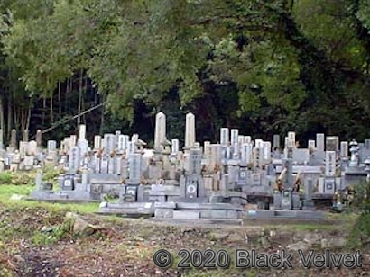 光る墓石があるという墓地
