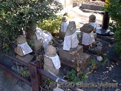 踏切そばの地蔵尊と五輪塔