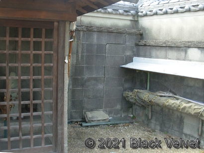 地蔵堂裏の塀