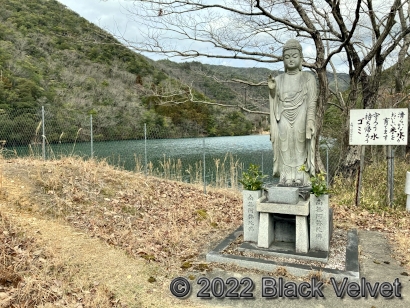 神山池池畔に立つ「田楽の舞像」