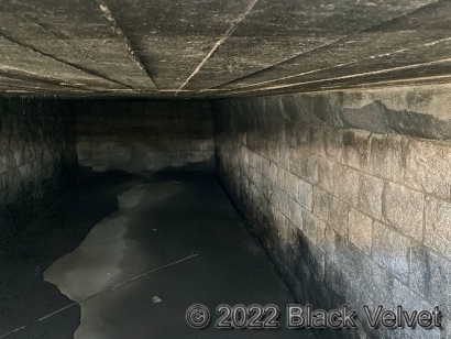 黒く焼け焦げた跡の残るトンネル