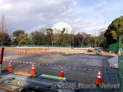 流域貯留施設築造工事中の三ツ井公園、向こうには東邦ガス丹陽供給所のガスホルダーが見える